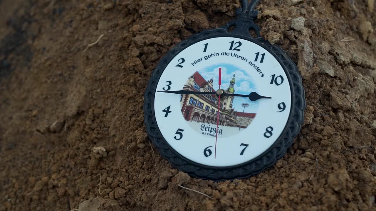 Uhr auf Boden