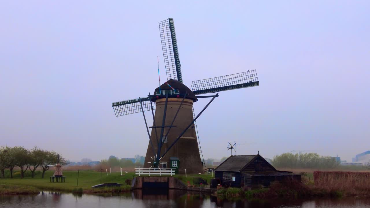 2 네덜란드 킨더데이크에 있는 유명한 네덜란드의 구식 풍차 현장
