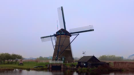 No-2-Famoso-Antiguo-Molino-De-Viento-Holandés-En-Kinderdijk,-Países-Bajos