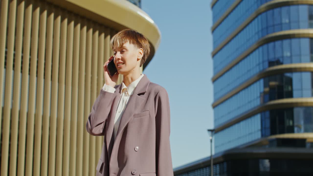 도시에서 전화 중인 사업가