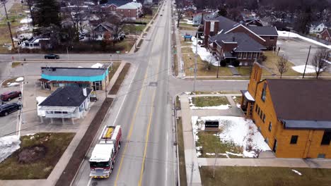 camión de bomberos respondiendo a una llamada en los suburbios de grand rapids, michigan