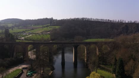 Vista-De-Drones-Del-Viaducto-Clecy-En-Un-Día-Soleado