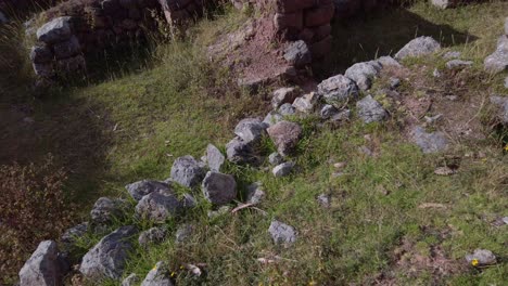 Aventurándose-A-La-Magnífica-Vista-De-Cusilluchayoc,-El-Templo-De-Los-Monos-En-El-Distrito-De-Cusco,-Perú---Inclinación-Aérea-Hacia-Arriba