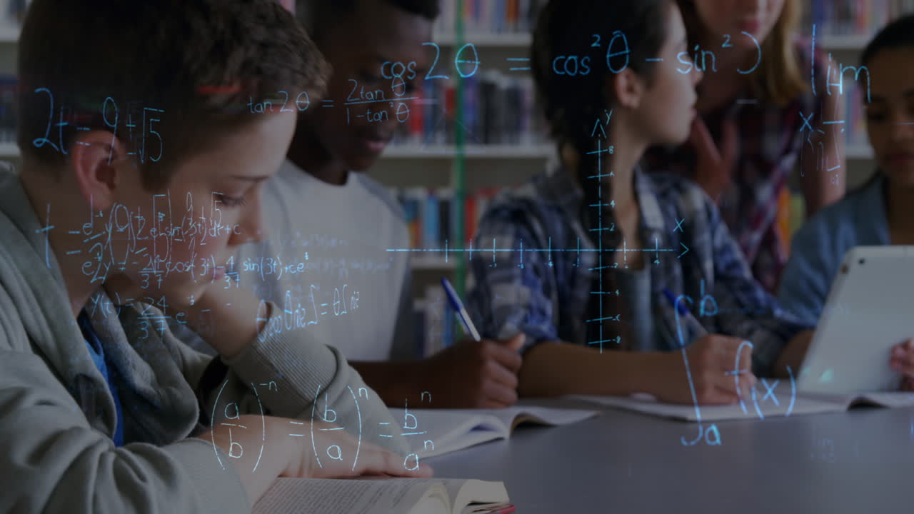 수학 방정식의 애니메이션 학교 어린이들이 교실에서 태블릿을 사용합니다.