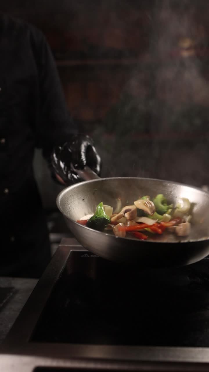 Chef che cucina un piatto saltato in padella