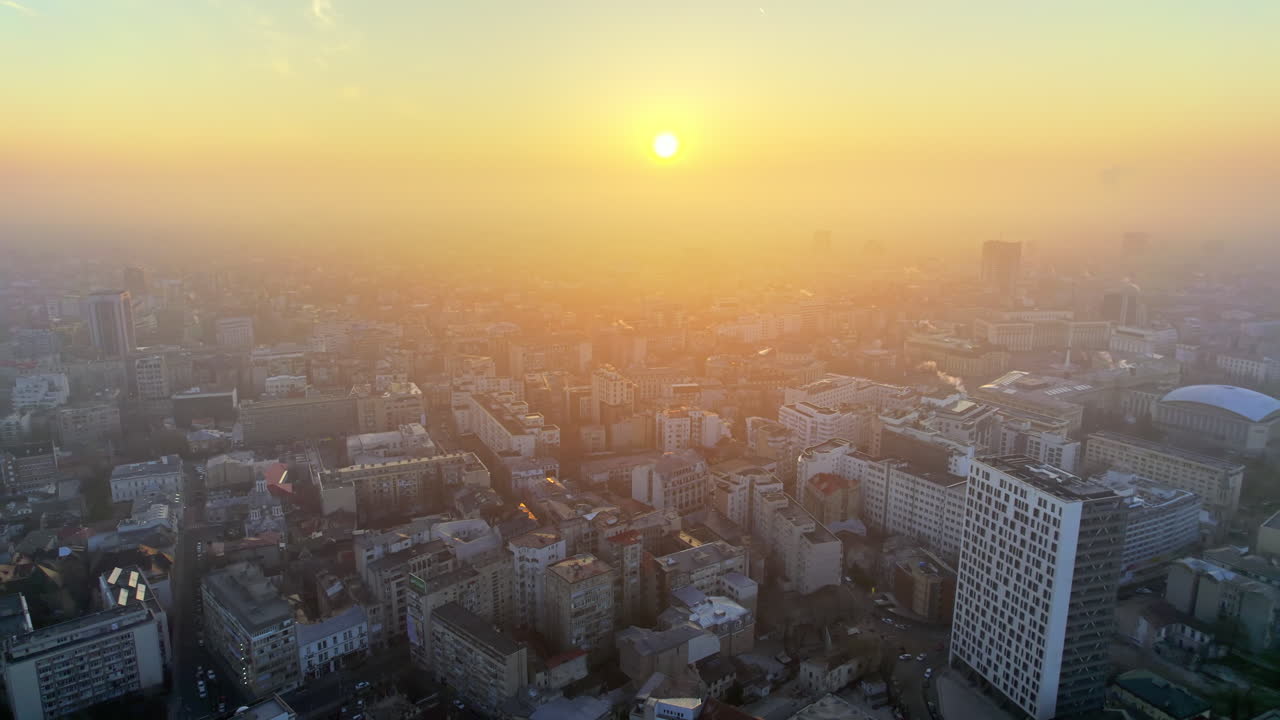 Vista aérea de drone de Bucareste ao pôr do sol, Romênia. Vários edifícios residenciais, névoa no ar