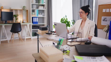 Zufriedene-Frau-Arbeitet-Glücklich-Im-Büro