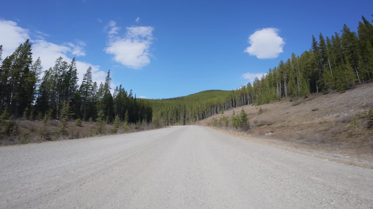 Strada sterrata attraverso Kananaskis in estate