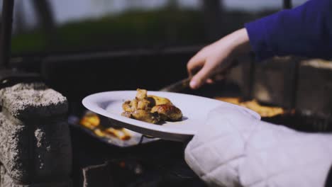 Weitwinkelansicht,-Nachmittags-Stehende-Aufnahmen-Vom-Geschnittenen-Und-Gebratenen-Hühnerfleisch-Mit-Momenten-Des-Servierens-über-Dem-Leicht-Verbrannten-Holzhaufen