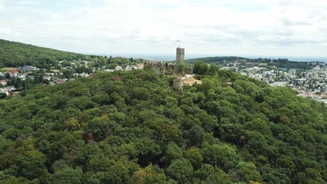 castillo königstein en una colina, alemania, volando lejos