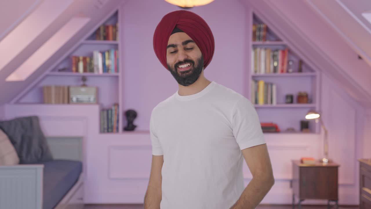 Uomo indiano Sikh felice che chiama qualcuno