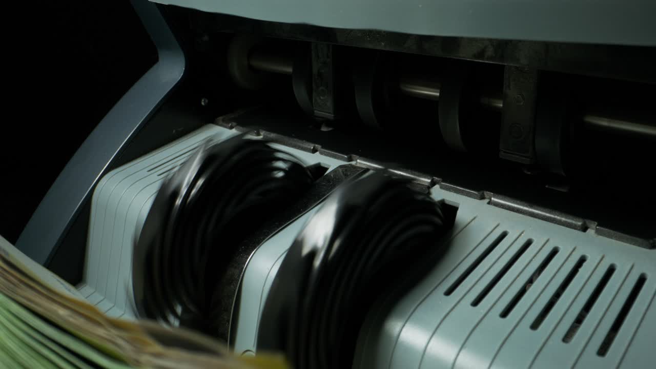 기계에 의해 처리되는 유로 지폐