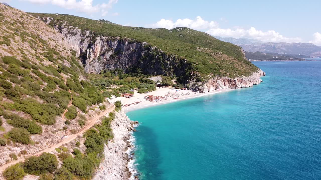 알바니아의 아름다운 숨겨진 지페 해변과 협곡을 향해 날아갑니다.