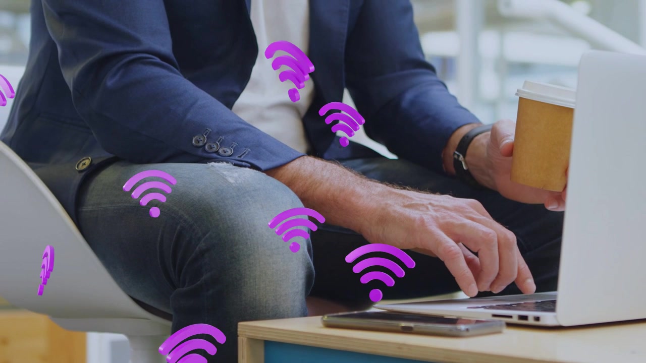 Moden mand taster på bærbar computer, holder en kop, lilla WiFi-ikon dukker op og spreder sig over overkroppen til kontoret.