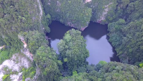 Este-Video-Muestra-Una-Joya-Escondida-Del-Lago-Espejo-En-Gunungrapat-Ipoh,-Malasia