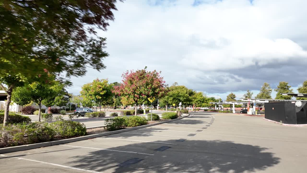 Une promenade à la première personne à travers le Chabot College présente un mélange équilibré de nature et d’éducation, avec des arbres, des bancs et des salles de classe qui façonnent la circulation sur le campus.
