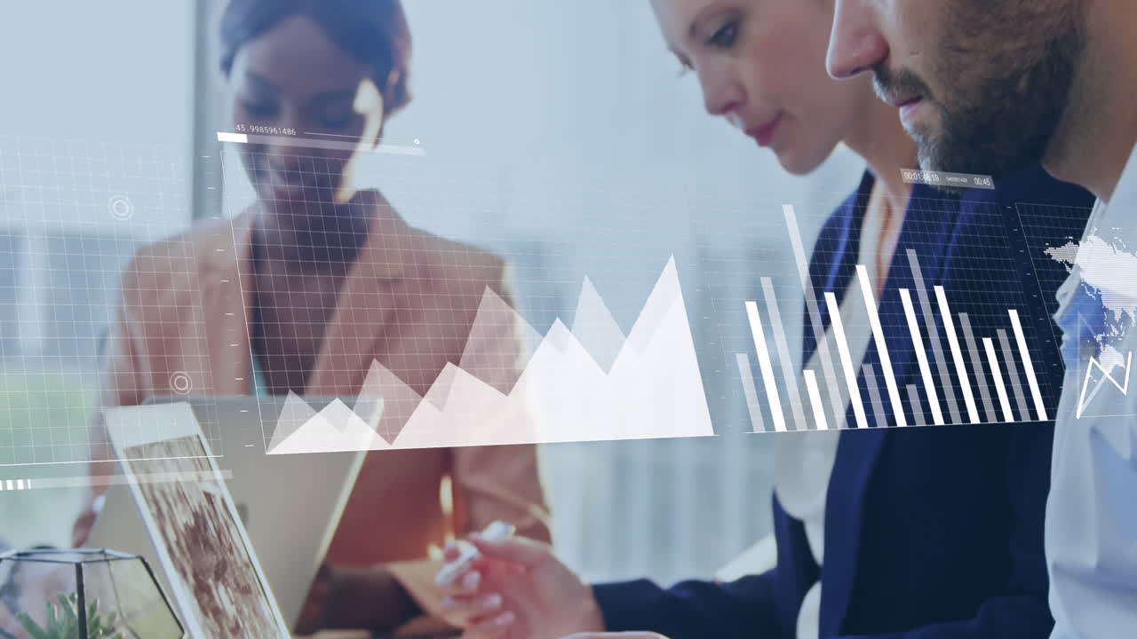 animación del procesamiento de datos financieros sobre diversas personas de negocios en la oficina