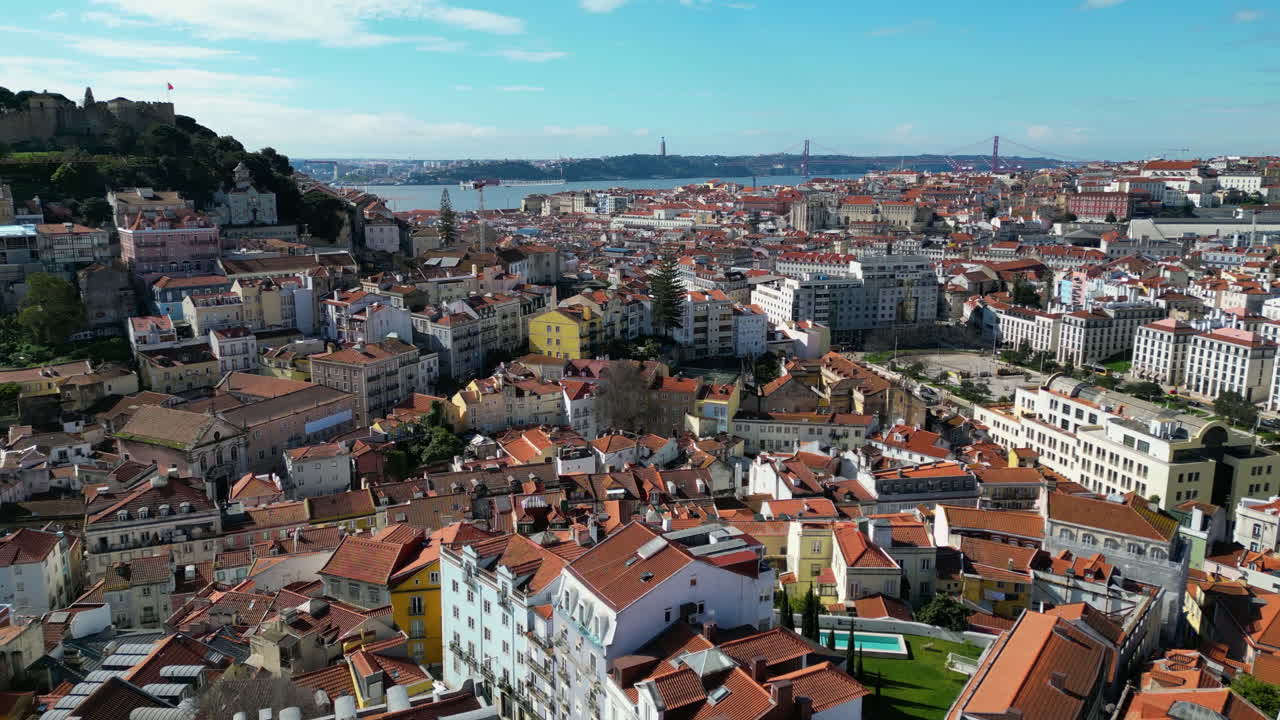 Vista aerea che si eleva sopra il paesaggio urbano di Mouraria e Alfama, in una giornata di sole a Lisbona.