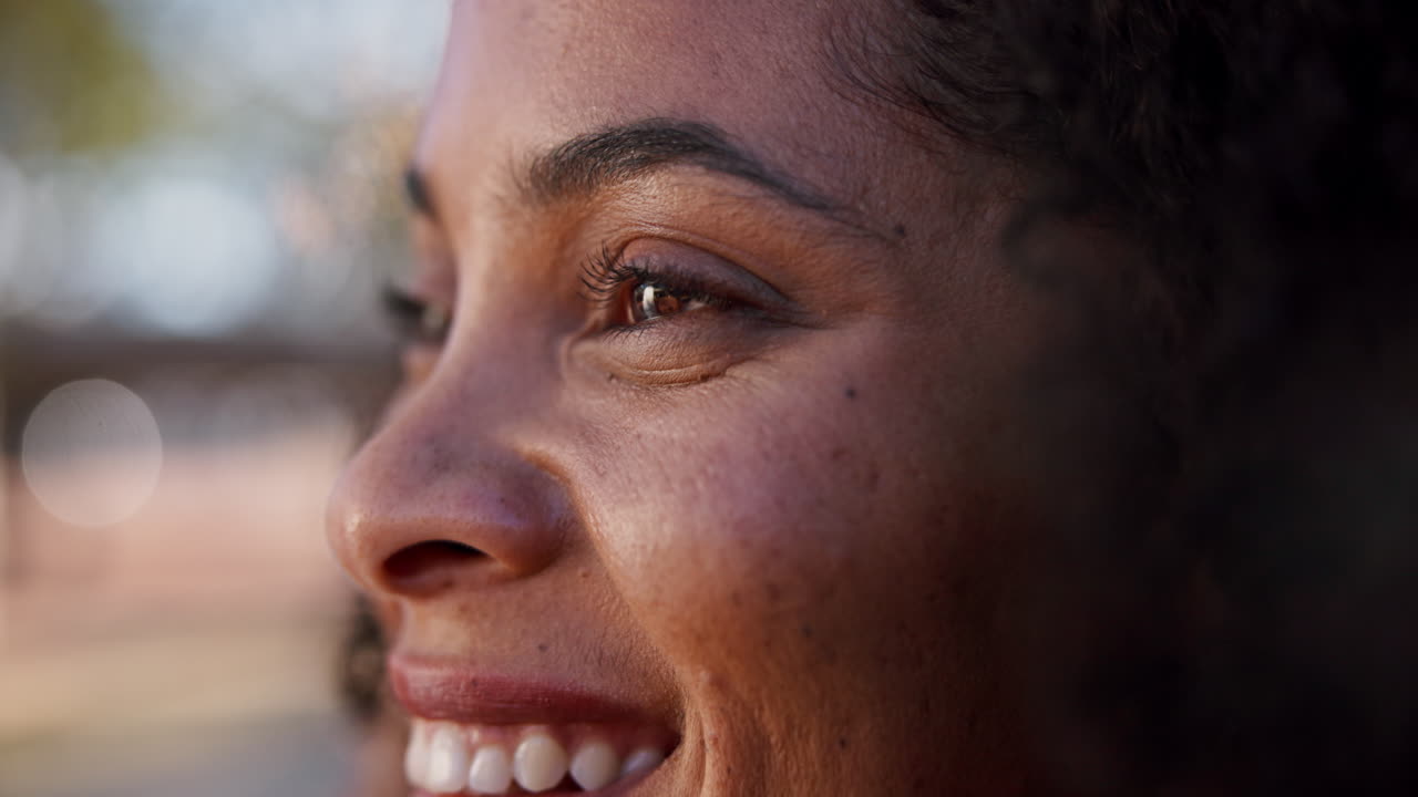 retrato en primer plano de una mujer sonriente