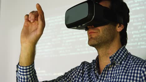 Führungskraft-Nutzt-Virtual-Reality-Headset-Im-Büro-4k