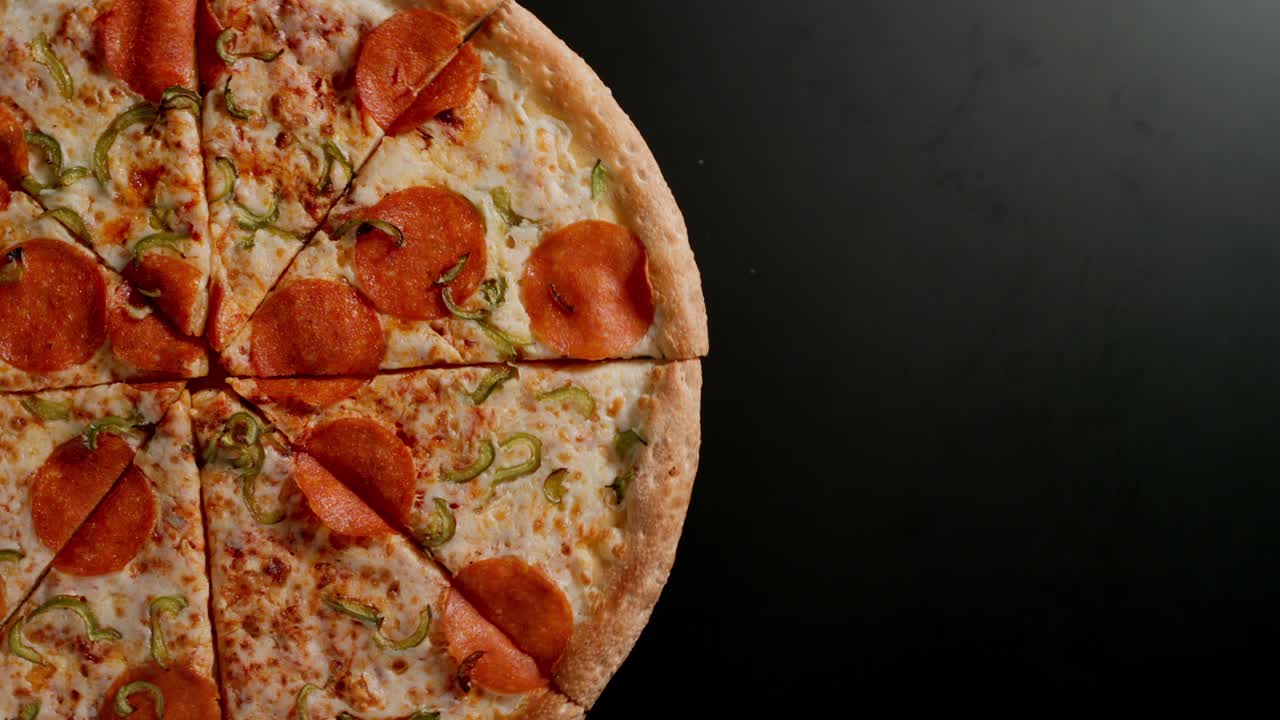 피자는 왼쪽의 검은 테이블에서 회전하고 있습니다.