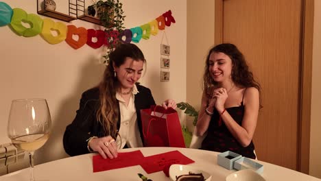 amigos celebrando una ocasión especial