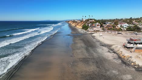 cálido día soleado en la playa encinitas en el sur de california