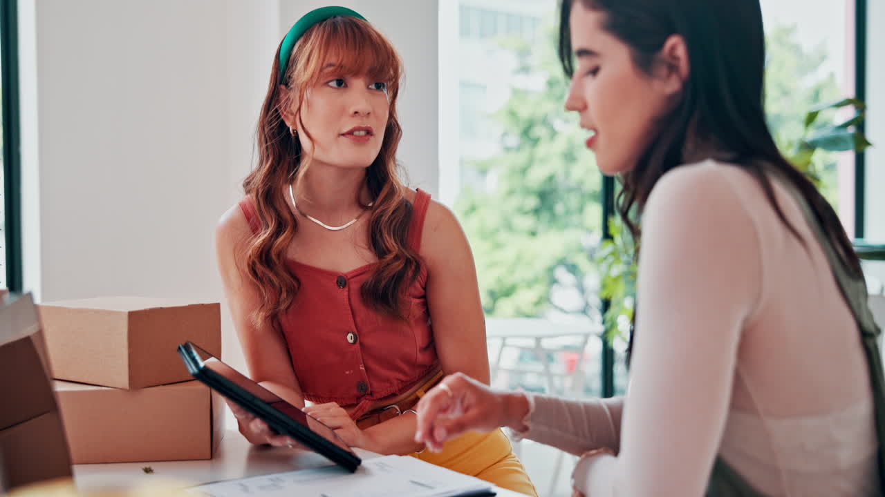 현대적인 사무실 환경에서 협력하는 사업가 여성