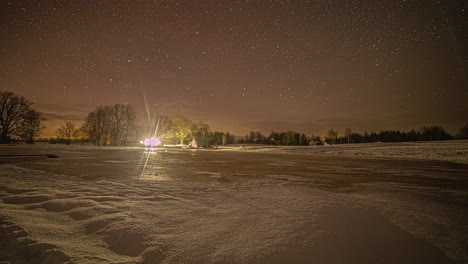 Pueblo-Rural-Local-De-Cielo-Nocturno-Estrellado-Brillando-Arriba,-Lapso-De-Tiempo-De-Fusión