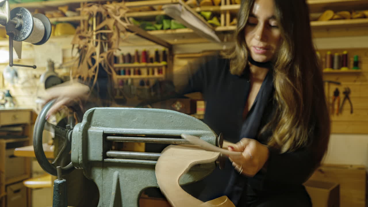 lapso de tiempo joven zapatero cortando suela de zapato de cuero en la antigua máquina de taller vintage