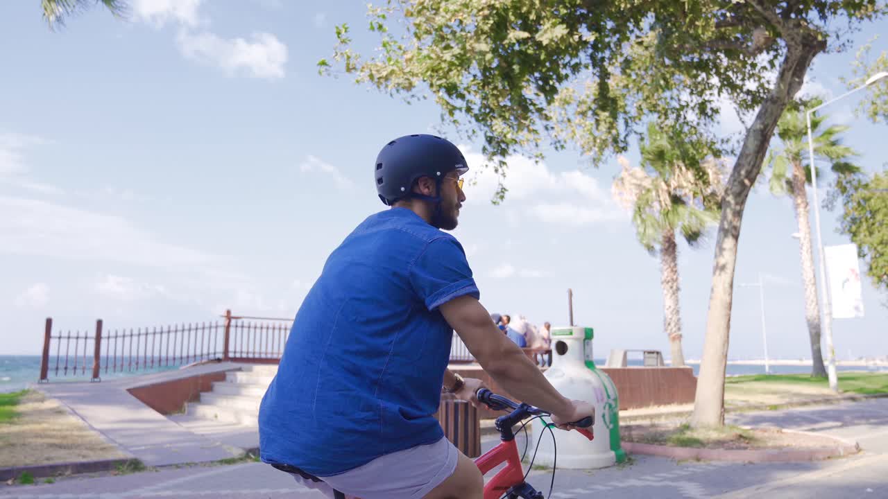 Andare in bicicletta per strada