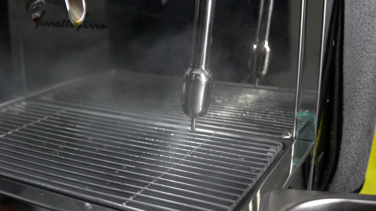 Espressomaskinens ångrör injicerar trycksatt het ånga, närbild