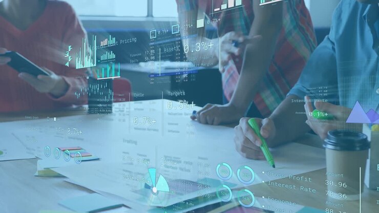 Animation af digitale forretningsdata, der bevæger sig over forskellige kolleger, der analyserer en rapport ved et skrivebord på kontoret