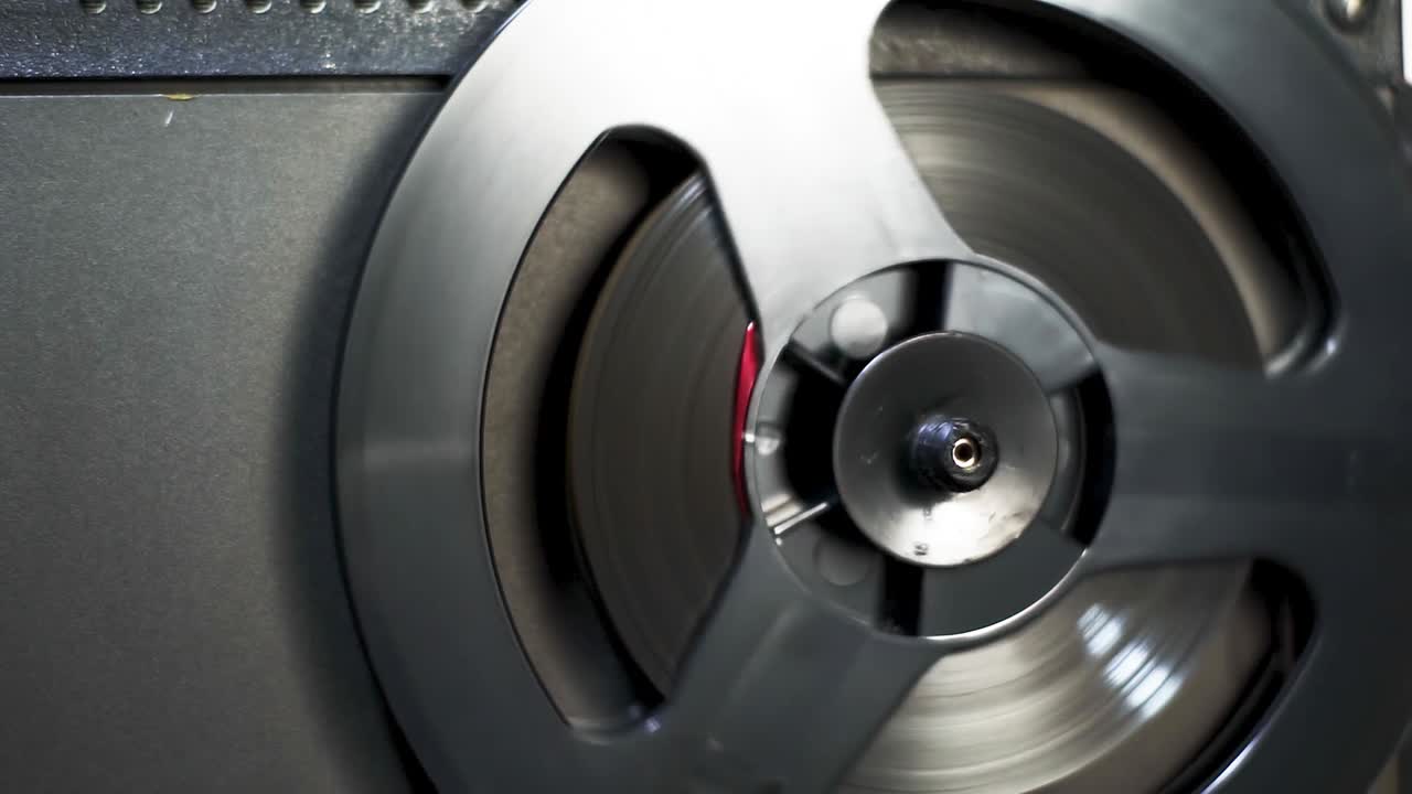 가까이에서 재생되는 릴 투 릴 테이프 레코더