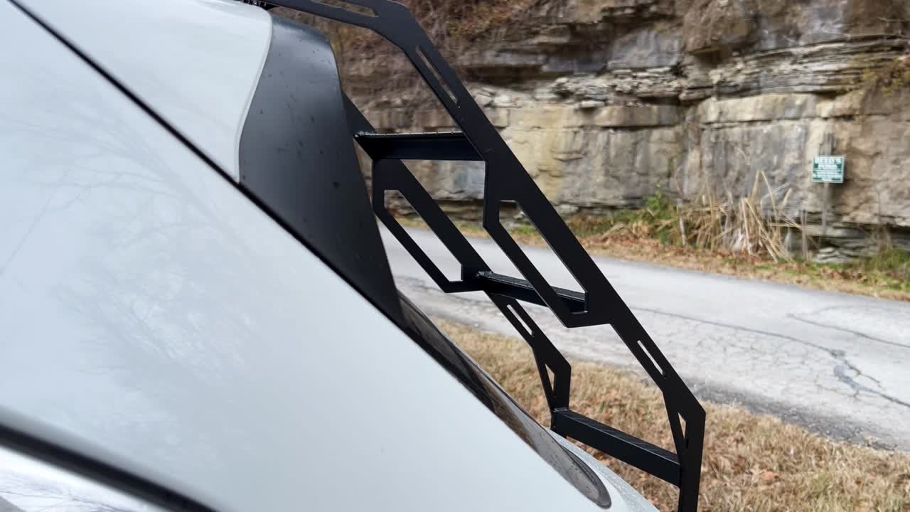 자동차 수정의 느린 클립은 날카로운 모서리가 있는 해치 사다리와 야외 오버랜딩 캠핑을 위한 cnc 절단 강철을 1080p 풀 hd로 읽습니다.