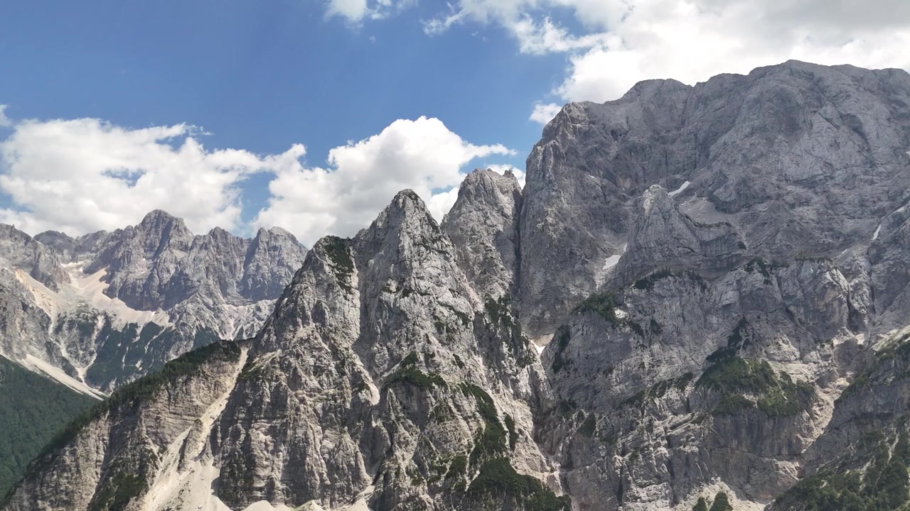 Vista Panoramica del Prisojnik e della Natura Selvaggia Alpina