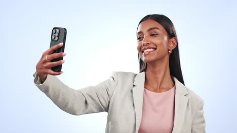 Mujer-De-Negocios,-Selfie-Y-Signo-De-La-Paz-En-El-Estudio
