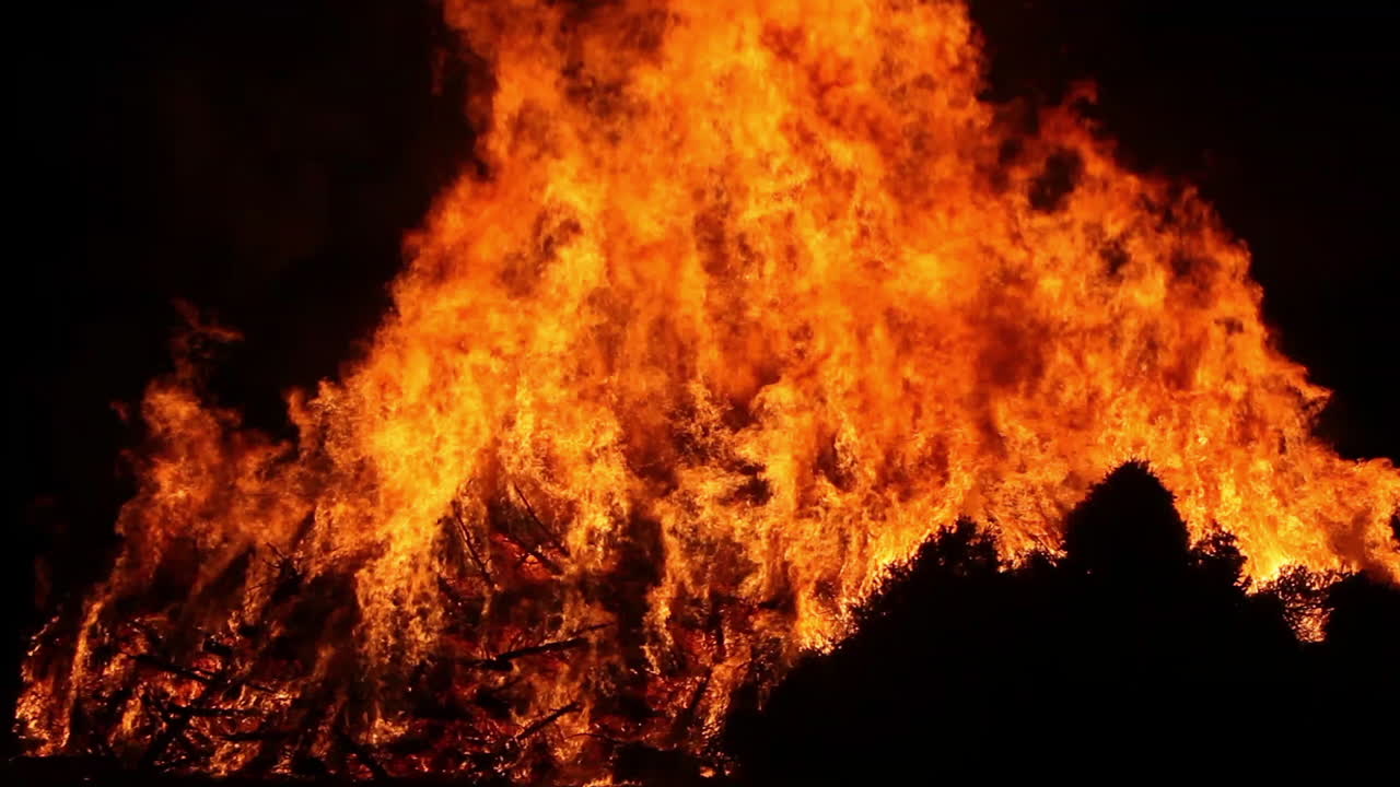 una gran hoguera arde en la noche 1