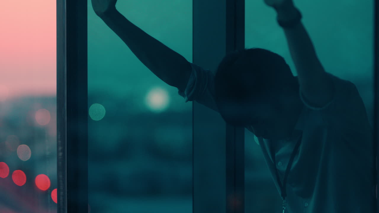 분노 한 사업가 가 창문 밖 을 바라보며 스트레스 를 받은 사업자 경영자 는 실패 한 후 에 패배 를 느 ⁇ 다. 과로 한 사무실 관리자 는 늦게 일 한다.