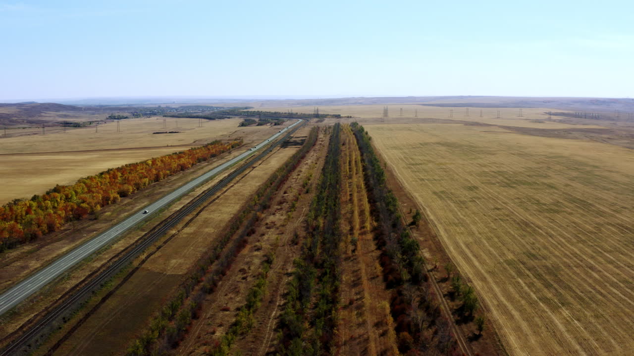 Paisaje de Carretera y Campos de Cultivo en Otoño