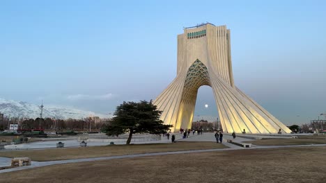 Menschen,-Die-Nach-Iran-Reisen,-Teheran,-Die-Hauptstadt-Des-Landes-Im-Nahen-Osten,-Besuchen-Ikonisches-Wahrzeichen,-Minimale-Landschaft,-Touristenattraktion-Im-Stadtzentrum,-Azadi-Platz,-Shahyad-Turm,-Kunstmuseum