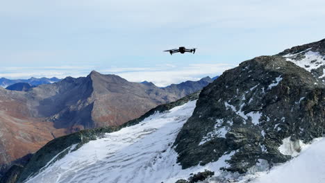 Dji-Drohne-Fliegen-Flug-über-Saas-Fee-Saastal-Sommer-Herbst-Fallen-Schmutzig-Braun-Gletscher-Schweiz-Schweizer-Alpen-Alpin-Tal-Zermatt-Alphabet-Taschhorn-Atemberaubende-Gipfel-Mittags-Sonnig-Statische-Aufnahme