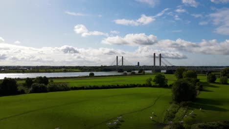 Herannahende-Drohnenaufnahme-Der-Martinus-Nijhoff-Brücke-In-Zaltbommel,-Niederlande