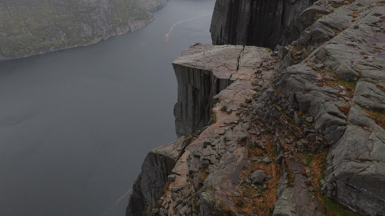 Luftfoto af Preikestolen, der rejser sig over Lysefjorden i Norge