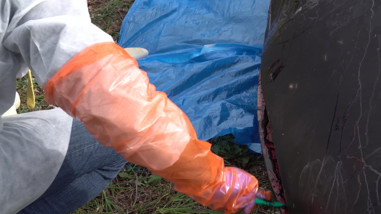 동물학자들이 해변에 떠밀려온 고래 사체를 부검하고 있다