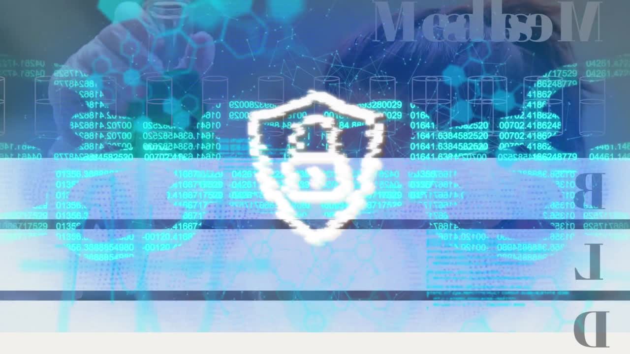 animación del icono del candado y procesamiento de datos sobre una científica caucásica en el laboratorio
