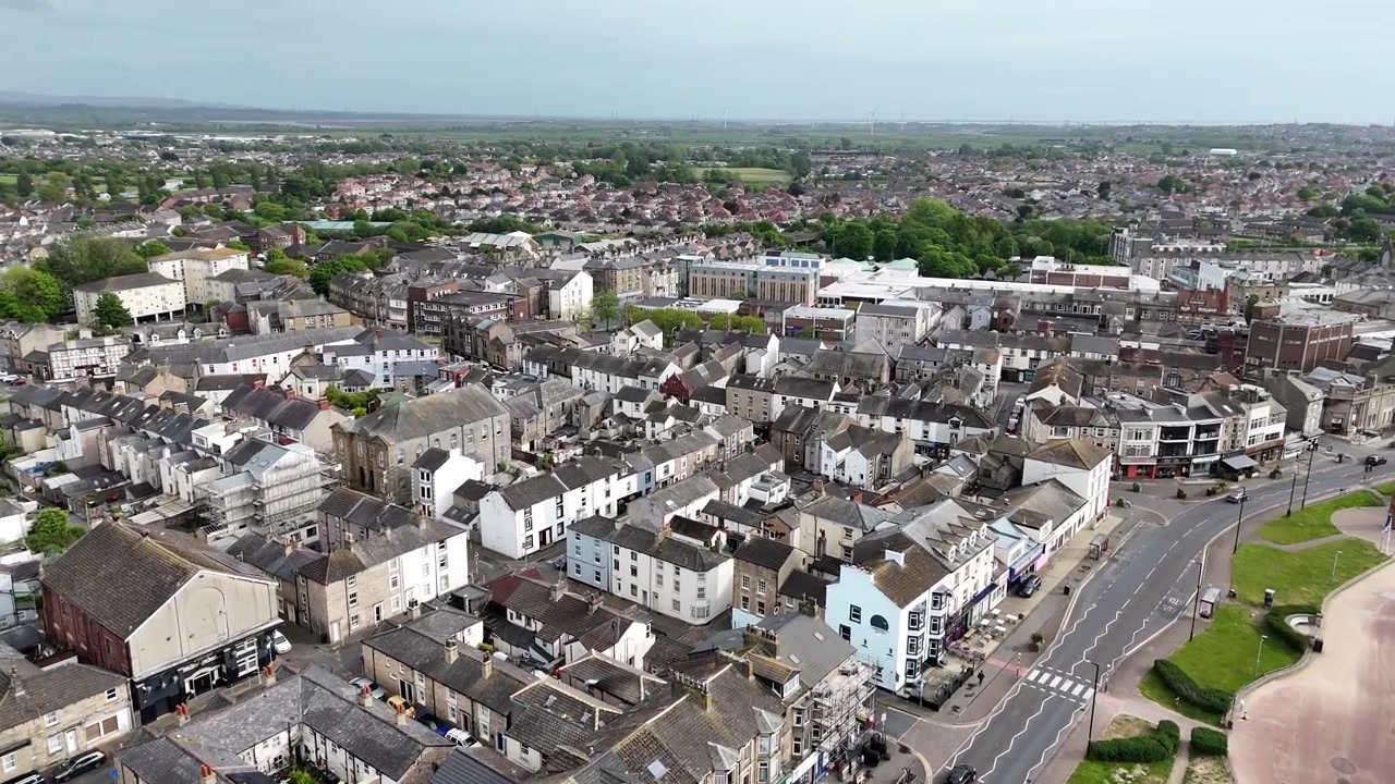 Città costiera di Morecambe, Regno Unito, case, strade e vie, vista aerea con drone a bassa angolazione.