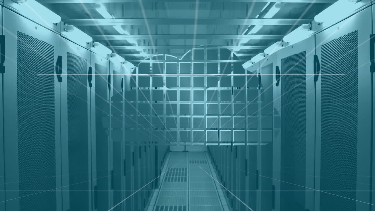 animación de iconos de nube y procesamiento de datos a través de servidores informáticos.