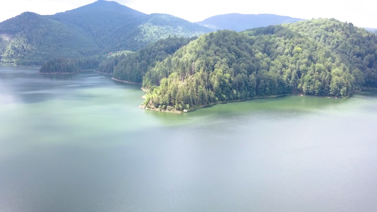 물로 둘러싸인 산의 공중 드론 샷