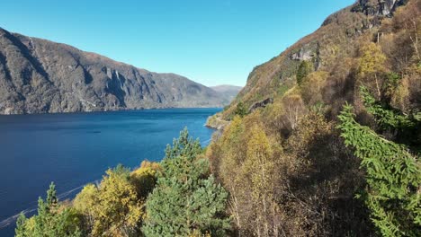 e16 en noruega en stanghelle cerca del mar de sorfjorden, carretera aérea